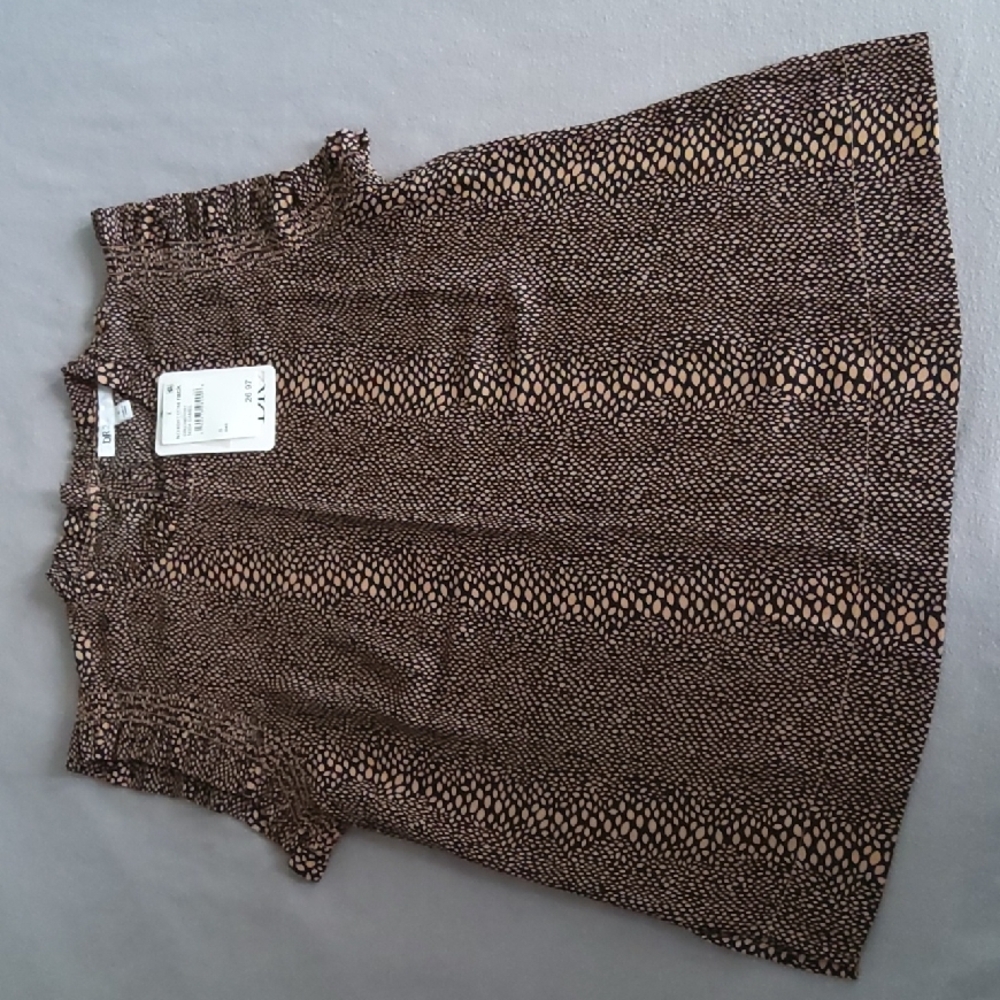 DR2 sleeveless printed top NWT